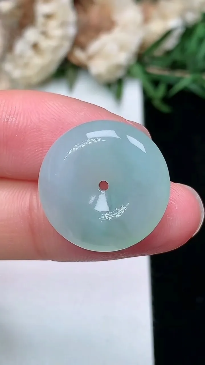 天然A货翡翠平安扣吊坠，尺寸18.7-5.4，重量:3.77g
2月2日