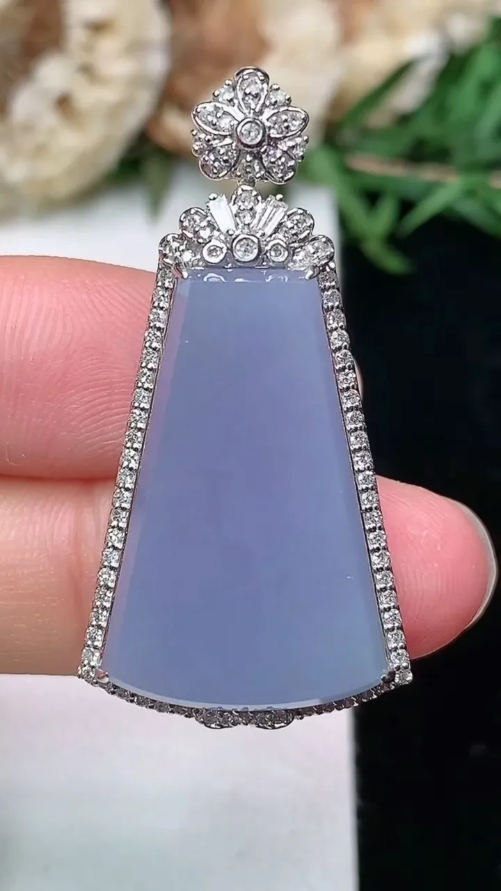 天然A货翡翠紫罗兰无事牌吊坠，尺寸37.5-19.3-7.6，裸石24.2-15
2月2日