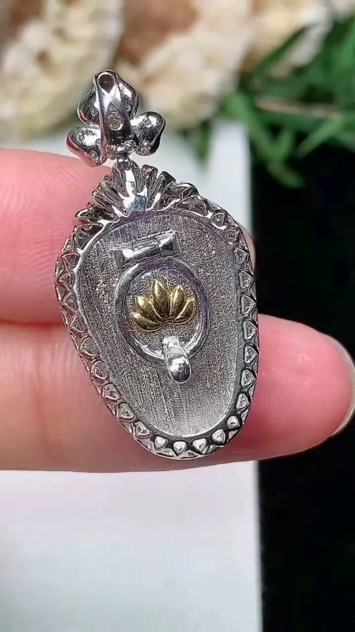 天然A货翡翠金枝玉叶 叶子吊坠，尺寸29.7-14.3-7.4，裸石17-12.5
2月2日