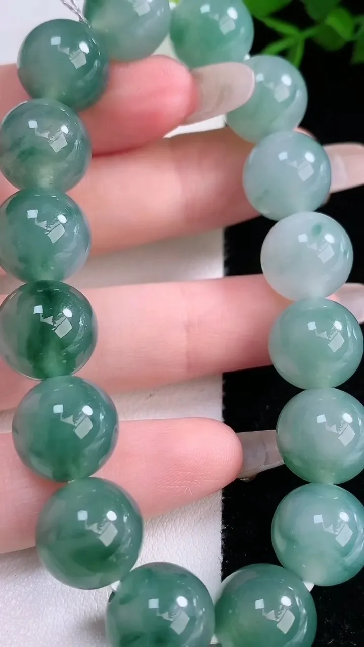 天然A货翡翠种飘花圆珠手串，尺寸12.6-16颗，重量:53.92g2月2日
工厂直销收藏佳品,种好水足，色泽均匀，有种有色，上手高大气！