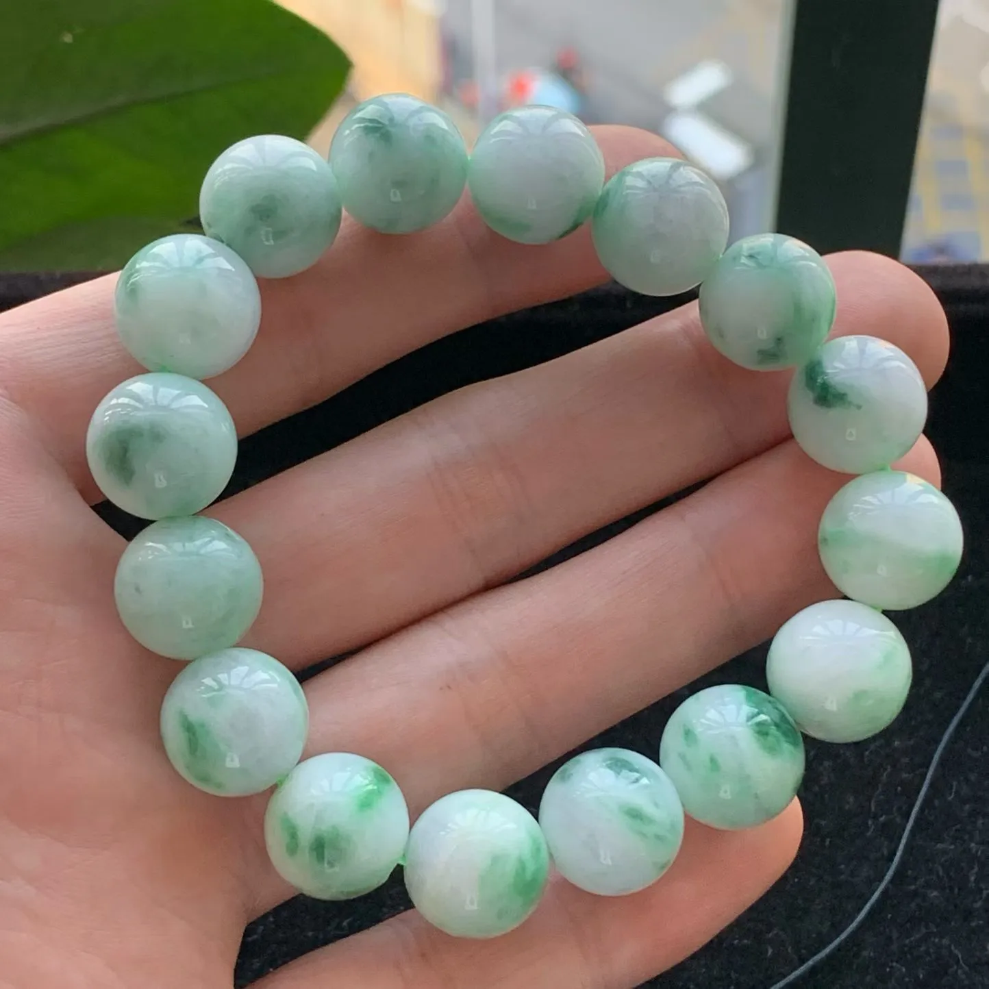 A货天然翡翠冰糯种飘绿手串13m16颗重量63.29
2月2日