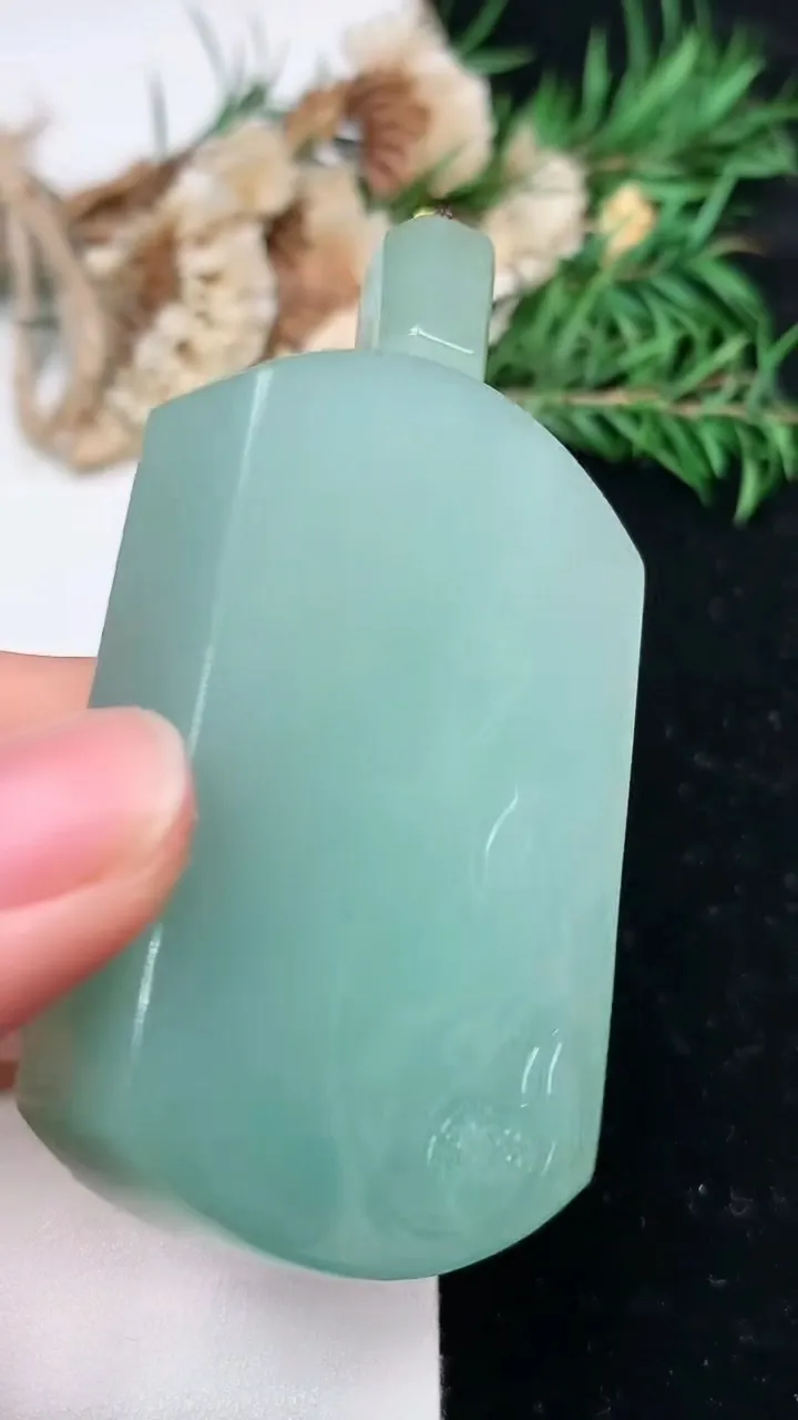 天然A货翡翠观音菩萨吊坠，尺寸53.6-36-12.7，重量:72.70g
2月2日