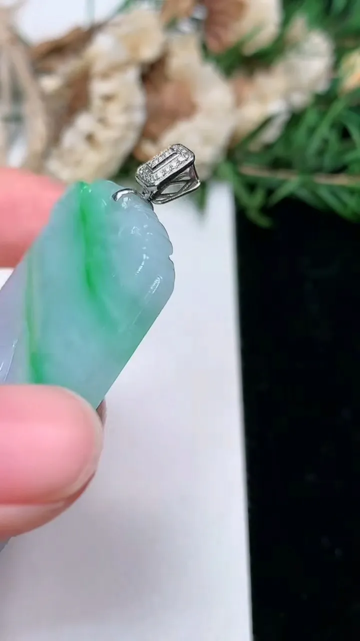 天然A货翡翠k金春带彩 紫罗兰龙牌吊坠，尺寸43-31.4-5，重量:18.37g
2月2日