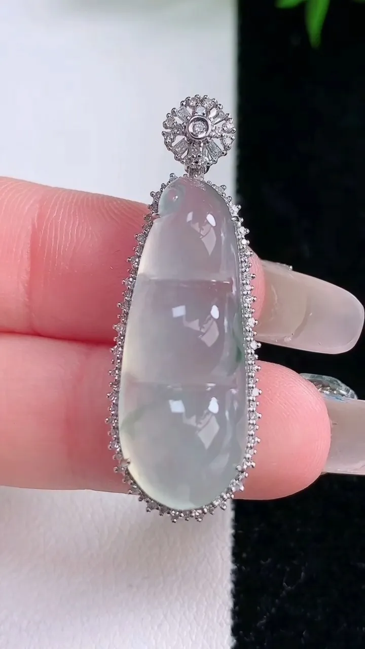 天然A货翡翠种飘花福豆吊坠，尺寸38.8-13.4-9.5，裸石29.2-11.2重量:5.90g
2月2日