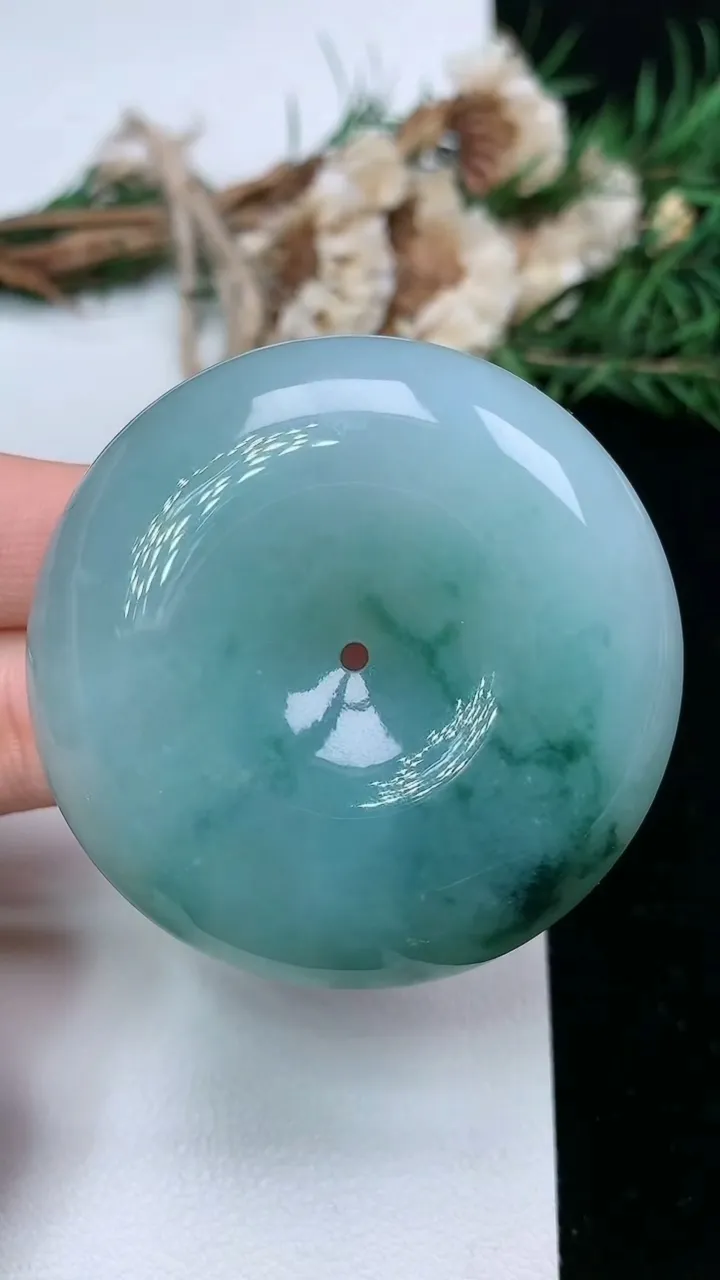 天然A货翡翠飘花平安扣吊坠，尺寸48.3-13，重量:62.26g
2月2日