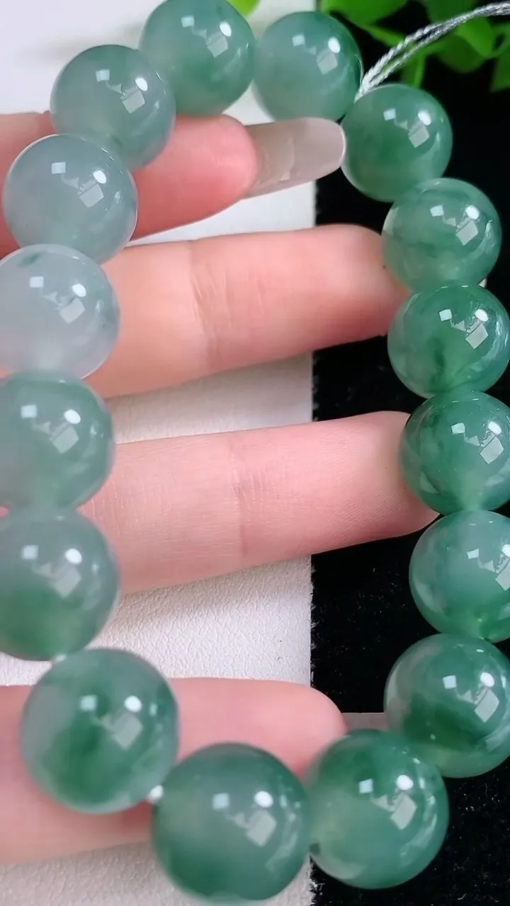天然A货翡翠种飘花圆珠手串，尺寸12.6-16颗，重量:53.92g2月2日
工厂直销收藏佳品,种好水足，色泽均匀，有种有色，上手高大气！