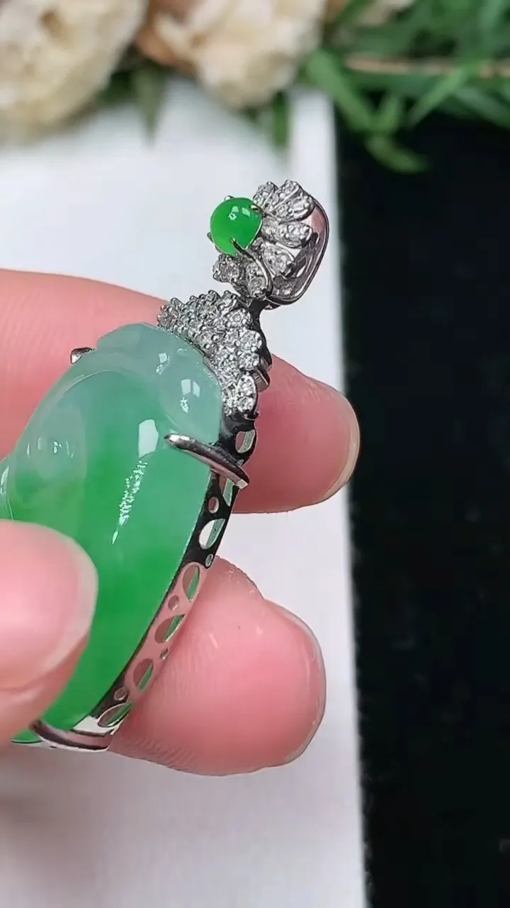 天然A货翡翠如意吊坠，尺寸24.5-16.6-7.6，重量:6.85g
2月2日