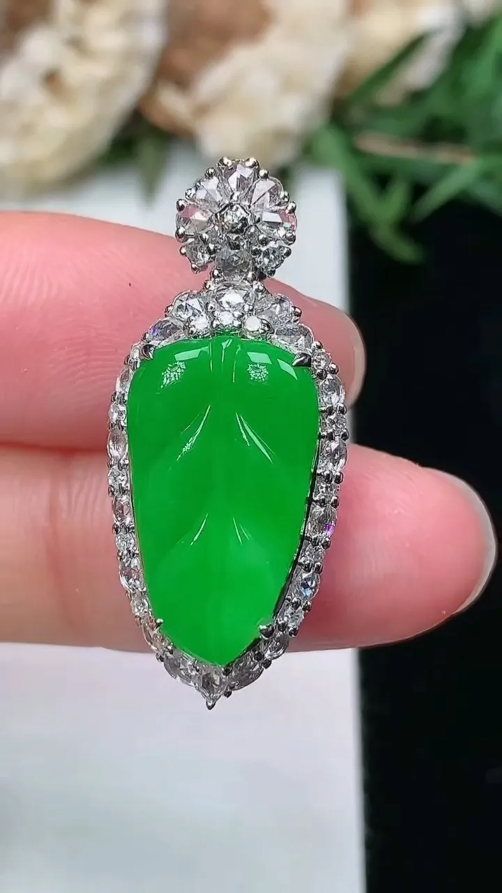 天然A货翡翠金枝玉叶 叶子吊坠，尺寸29.9-13.2-8.8，裸石17.4-10.2，重量:4.64g
2月2日