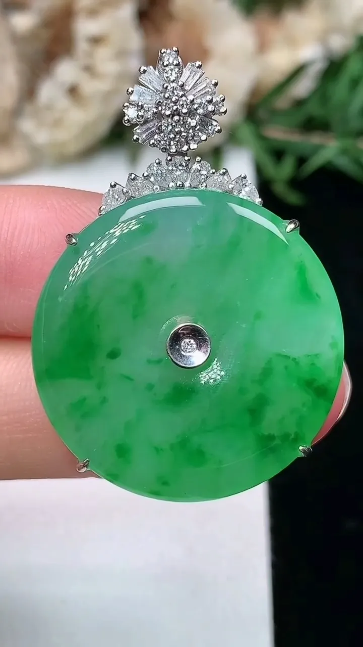 天然A货翡翠平安扣吊坠，尺寸25.5-7，重量:8.15g
2月2日