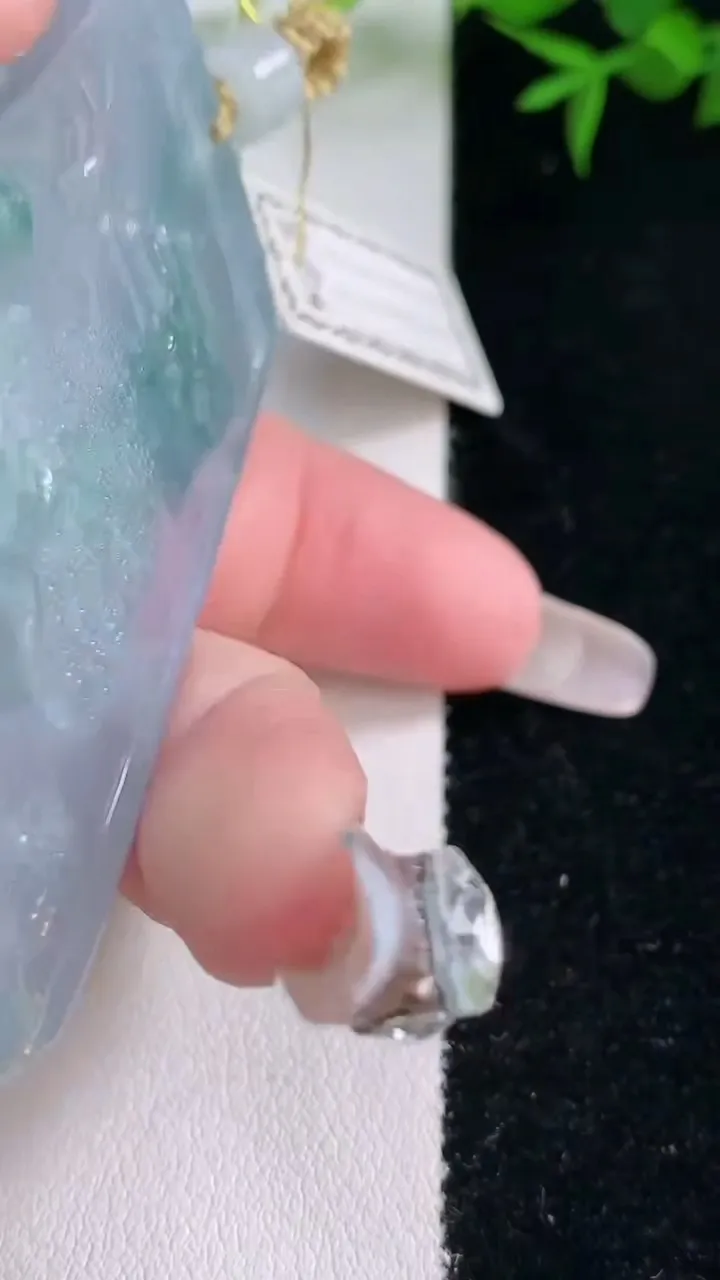 天然A货翡翠紫罗兰飘花山水牌吊坠，尺寸67.7-43.2-5.2，重量:44.67g
2月2日