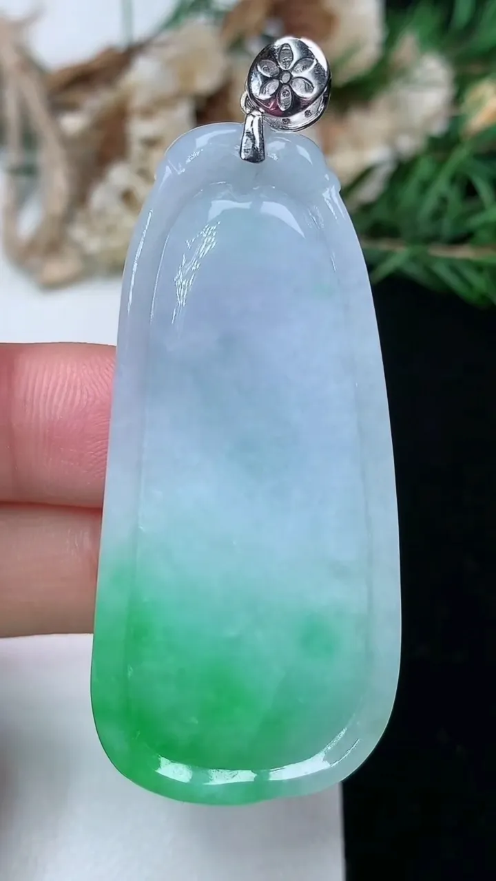 天然A货翡翠福瓜吊坠，尺寸52.4-23.8-9.2，重量:25.04g
2月2日