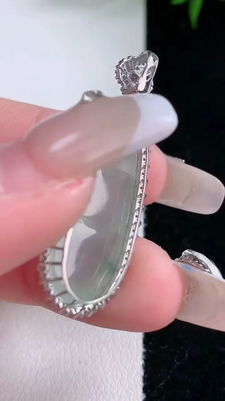 天然A货翡翠种飘花福豆吊坠，尺寸38.8-13.4-9.5，裸石29.2-11.2重量:5.90g
2月2日