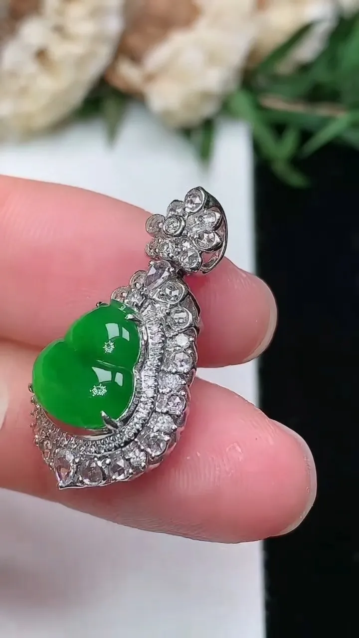 天然A货翡翠葫芦吊坠，尺寸25.8-13.8-10.5，裸石9.8-9
2月2日