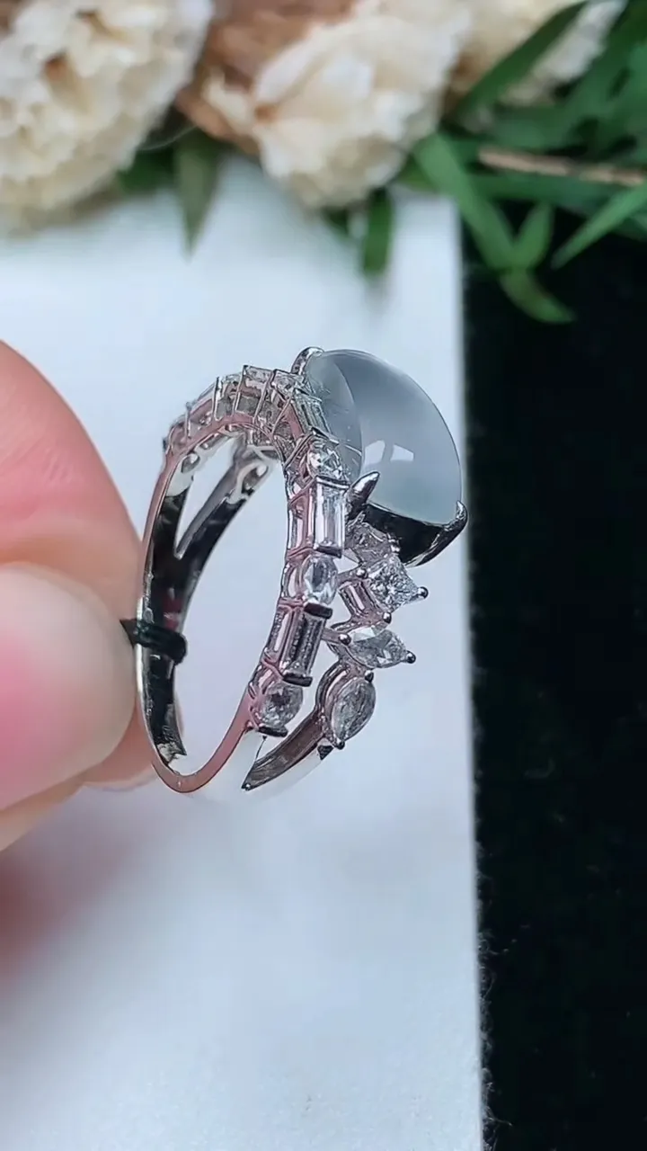 天然A货翡翠白冰马鞍戒指，尺寸17.2-11.7-5.3，重量:3.69g2026年2月2日
工厂直销收藏佳品,种好水足，色泽均匀，有种有色，上手高大气！