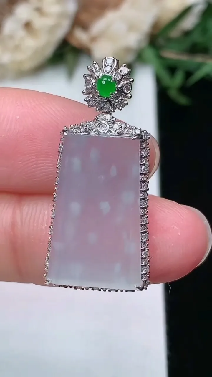 天然A货翡翠白冰无事牌吊坠，尺寸28.8-13.3-7，裸石17.9-11，重量:3.03g
2月2日