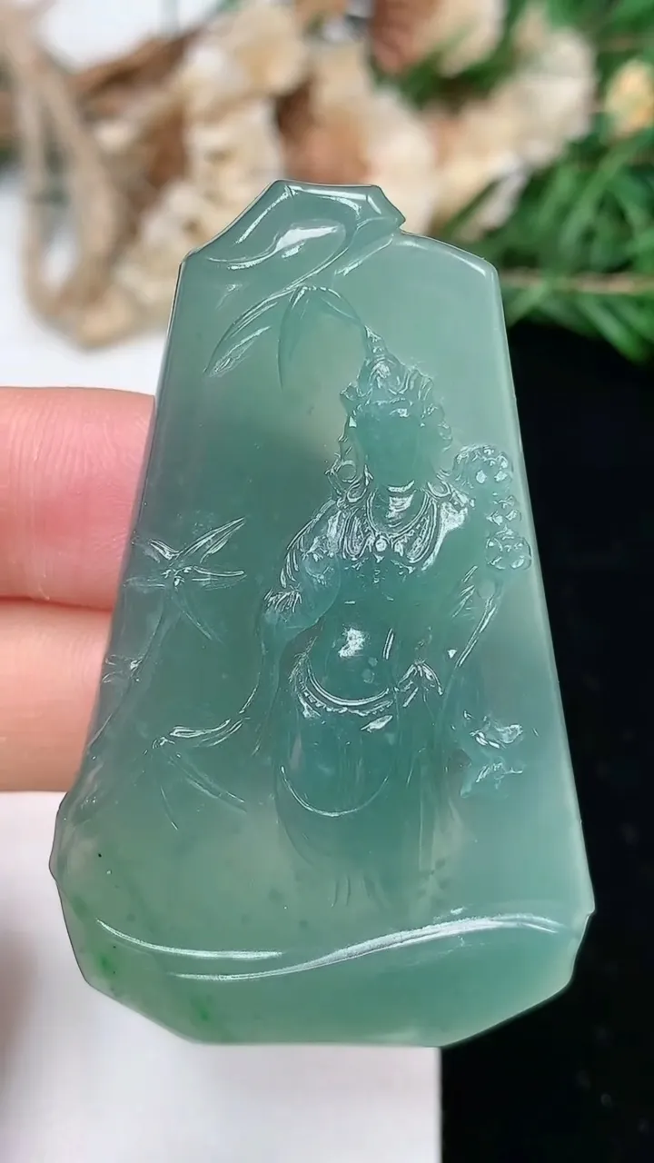 天然A货翡翠蓝水大势至观音菩萨吊坠，尺寸50.5-32.3-5.3，重量:17.02g
2月2日