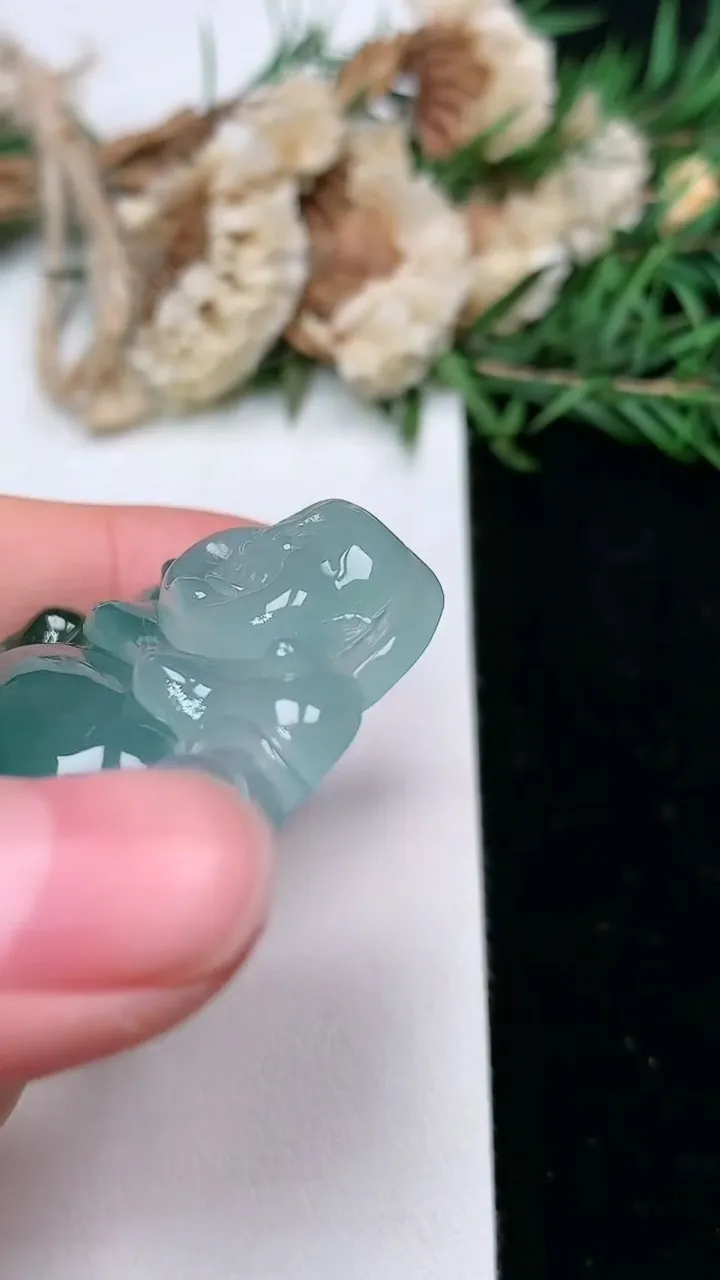 天然A货翡翠飘花佛公吊坠，尺寸36.7-38.4-9，重量:17.69g
2月2日