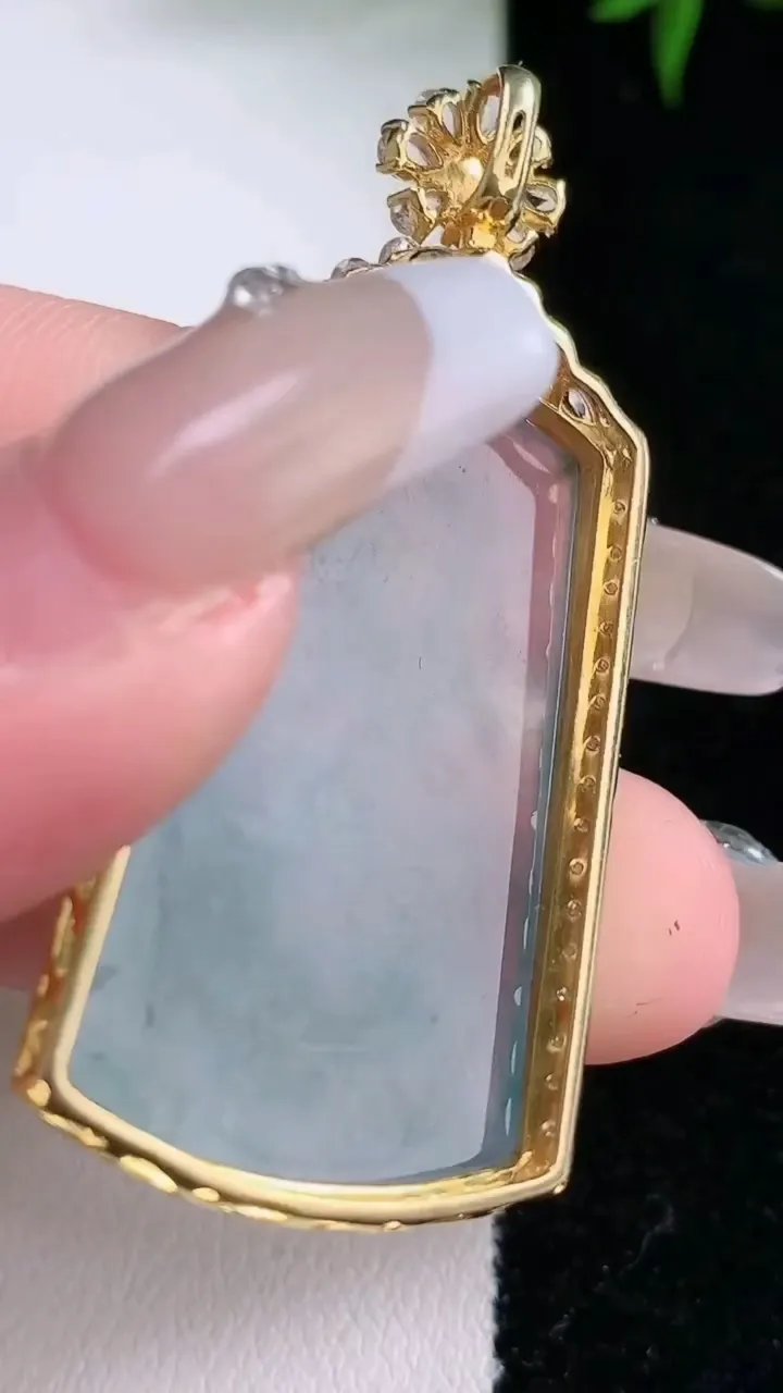 天然A货翡翠种飘花无事牌吊坠，尺寸49.8-23.4-8.8，裸石35.2-21.4重量:12.46g
2月2日