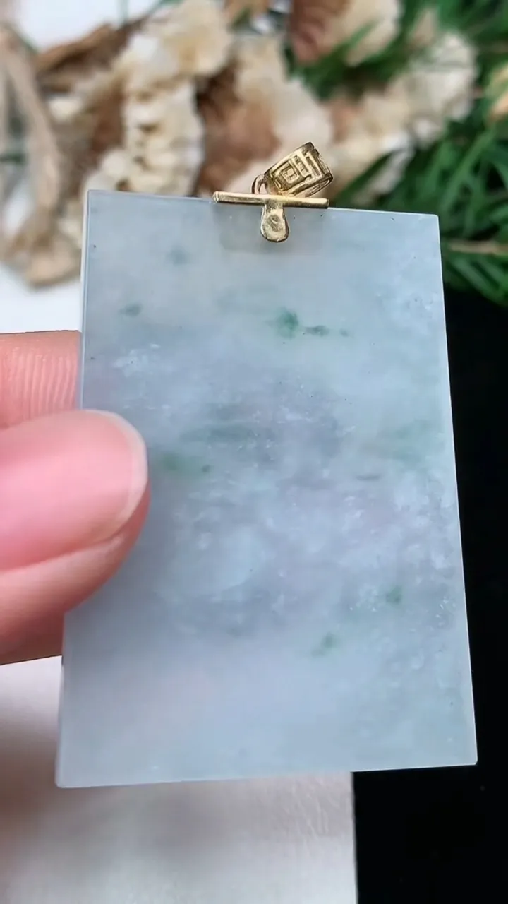 天然A货翡翠飘花无事牌吊坠，尺寸42.2-31.4-2.6，重量:11.37g
2月2日