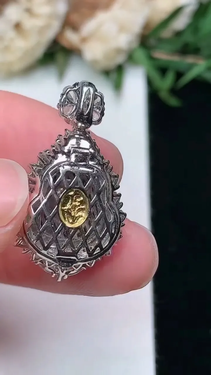 天然A货翡翠葫芦吊坠，尺寸25.5-14.9-11，裸石12.4-10.4，重量:3.83g
2月2日