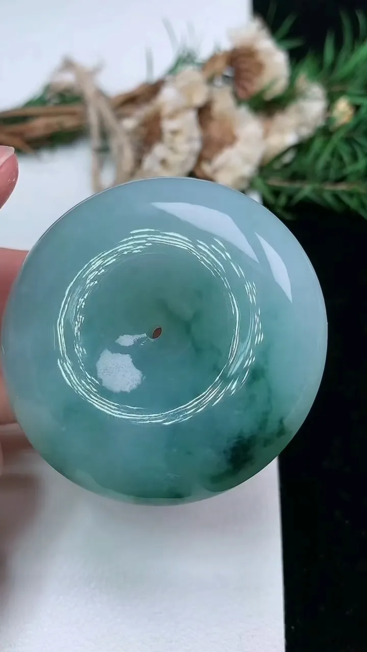 天然A货翡翠飘花平安扣吊坠，尺寸48.3-13，重量:62.26g
2月2日