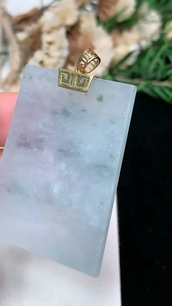 天然A货翡翠飘花无事牌吊坠，尺寸42.2-31.4-2.6，重量:11.37g
2月2日