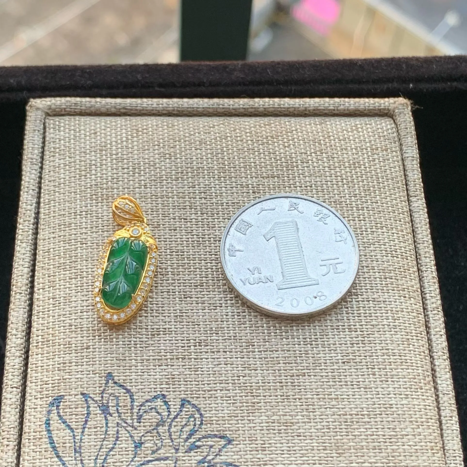A货天然翡翠冰糯种满绿925银叶子吊坠重量1.42
2月2日