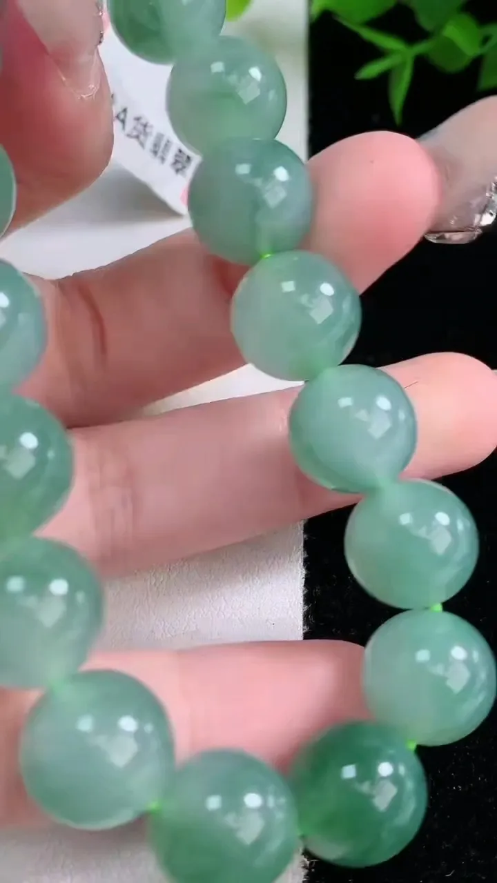 天然A货翡翠圆珠手串，尺寸12-17颗，重量:50.84g2月2日
工厂直销收藏佳品,种好水足，色泽均匀，有种有色，上手高大气！
