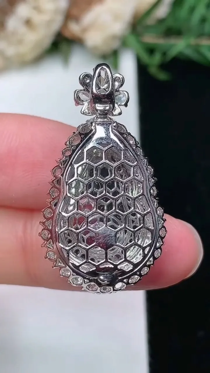 天然A货翡翠葫芦吊坠，尺寸30.8-17-11，裸石17.2-12.2，重量:5.30g
2月2日，重量:5.30g