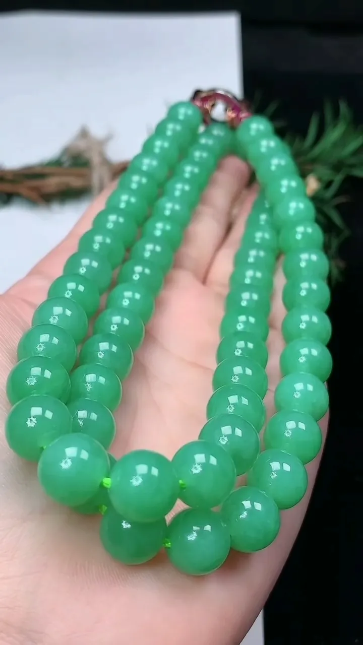 天然A货翡翠圆珠项链，尺寸10-63颗，重量:112.00g
2月2日