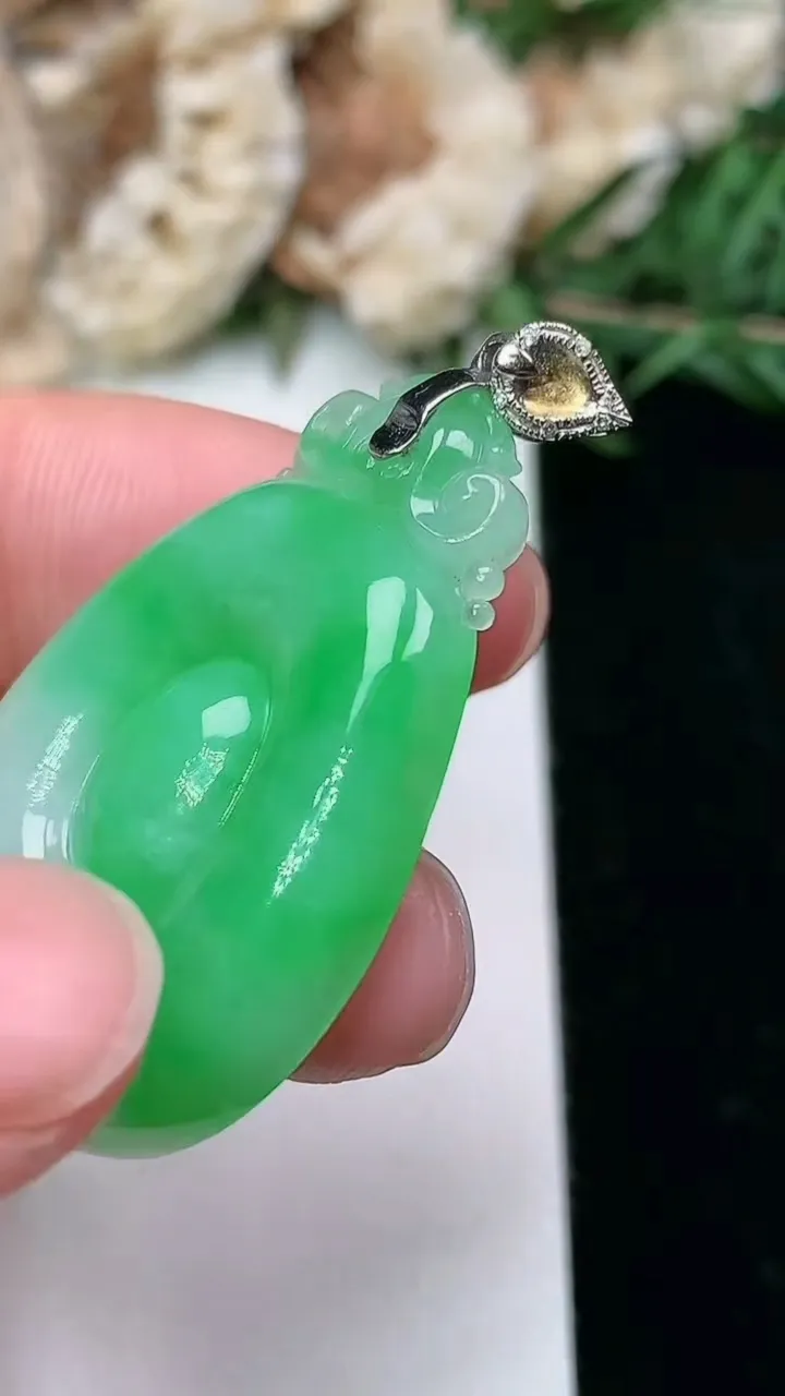 天然A货翡翠福贝吊坠，尺寸33.8-23.9-5.2，重量:7.78g
2月2日