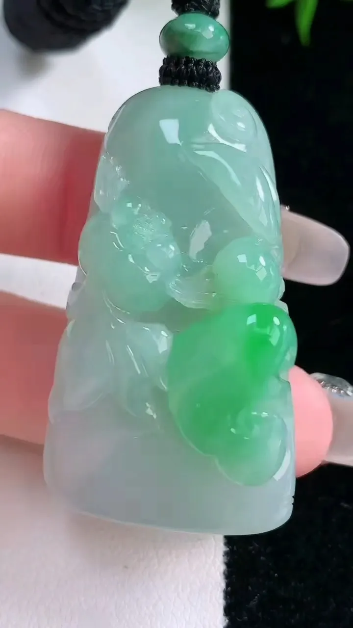 天然A货翡翠年年有余吊坠，尺寸45.4-22-15.3，重量:32.02g
2月2日