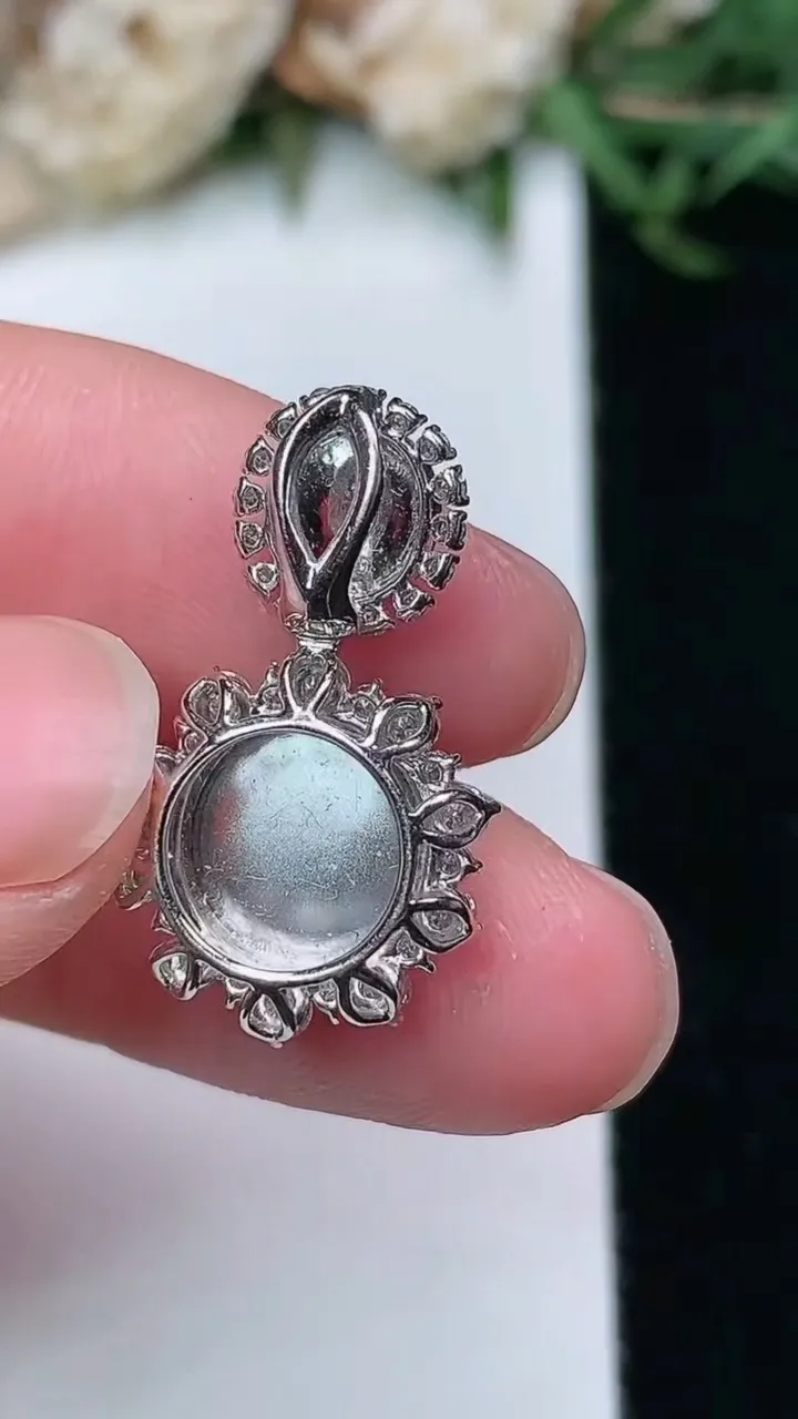 天然A货翡翠紫罗兰蛋面吊坠，尺寸22.4-13-9.2，裸石9.2，重量:2.98g
2月2日