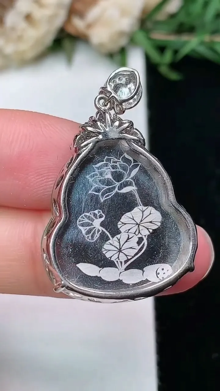 天然A货翡翠葫芦吊坠，尺寸22.8-21-5.2，重量:5.46g
2月2日