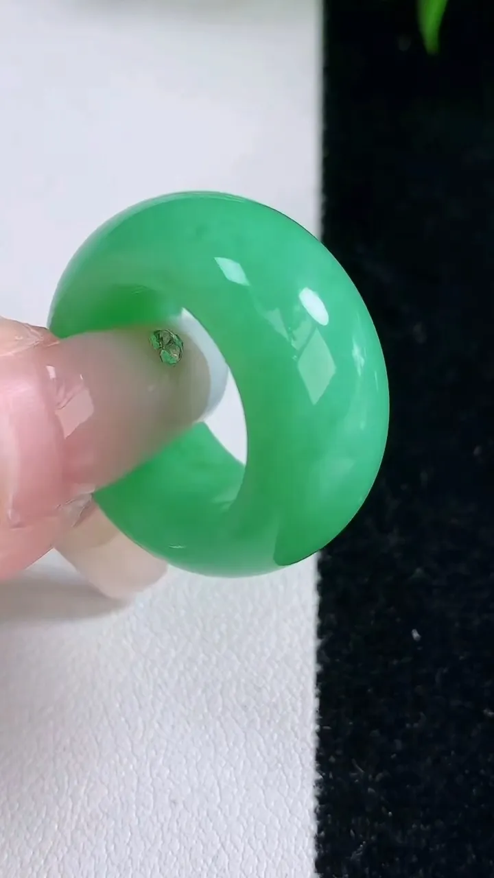 天然A货翡翠指环扳指，尺寸16.7-12-5.3，重量:12.77g2026年2月2日
工厂直销收藏佳品,种好水足，色泽均匀，有种有色，上手高大气！