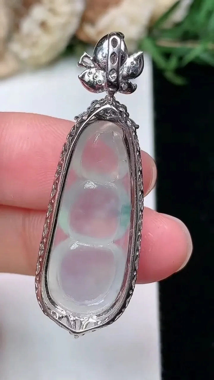 天然A货翡翠飘花福豆吊坠，尺寸42-13.7-8.9，裸石27.6-11，重量:5.16g
2月2日