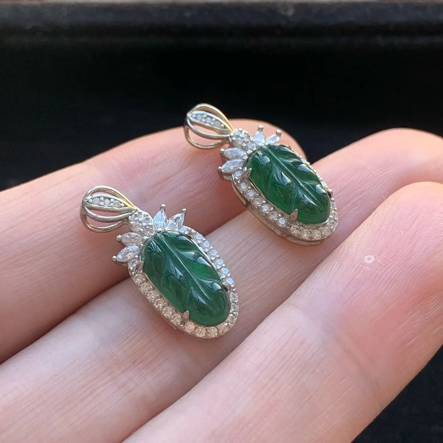 A货天然翡翠冰糯种925银满绿叶子一对吊坠重量1.46
2月2日