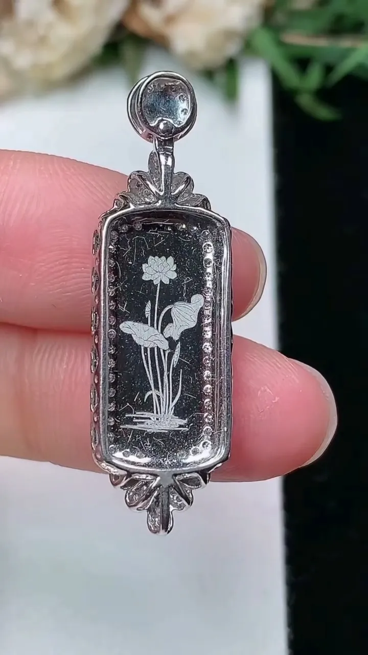 天然A货翡翠无事牌吊坠，尺寸34.9-10.7-5.9，裸石16.5-6，重量:2.80g
2月2日