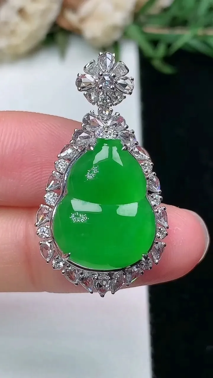 天然A货翡翠葫芦吊坠，尺寸32.4-17.7-11.4，裸石16.6-13.2，重量:4.25g
2