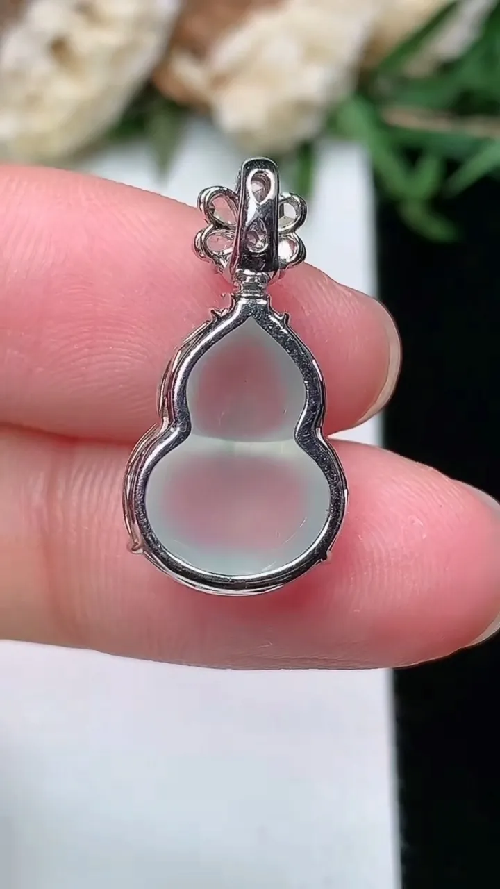 天然A货翡翠白冰葫芦吊坠，尺寸14.8-11.2-7，重量:2.00g
2月2日