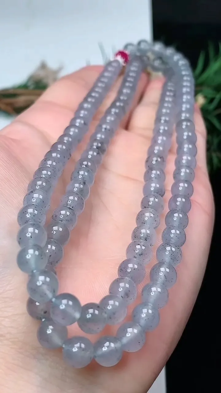 天然A货翡翠圆珠项链，尺寸6.4-108颗，重量:51.10g
2月2日