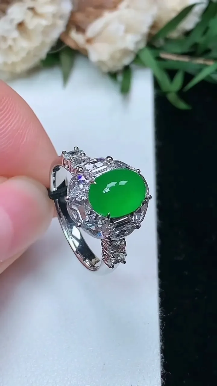 天然A货翡翠蛋面戒指，尺寸17-8.2-6.4，重量:4.18g2026年2月2日
工厂直销收藏佳品,种好水足，色泽均匀，有种有色，上手高大气！