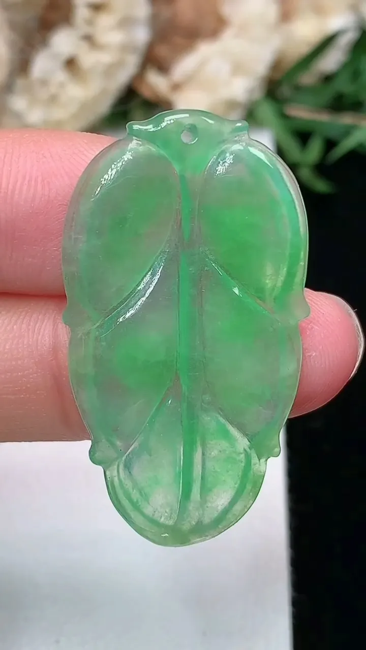 天然A货翡翠金枝玉叶 叶子吊坠，尺寸35-19.4-2.6，重量:3.49g
2月2日