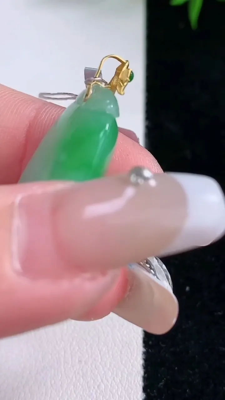 天然A货翡翠福瓜吊坠，尺寸33.3-16.5-9，重量:9.13g
2月2日