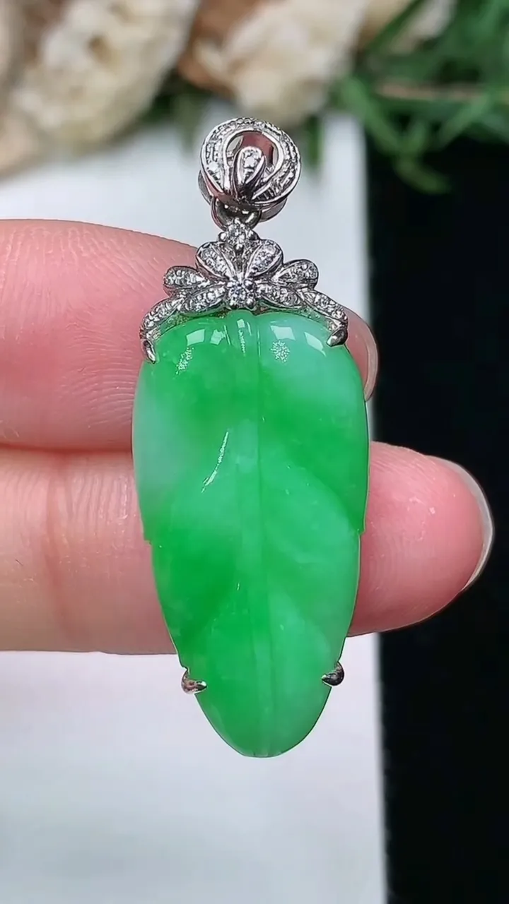 天然A货翡翠金枝玉叶 叶子吊坠，尺寸25.2-13-5.3，重量:4.01g
2月2日
