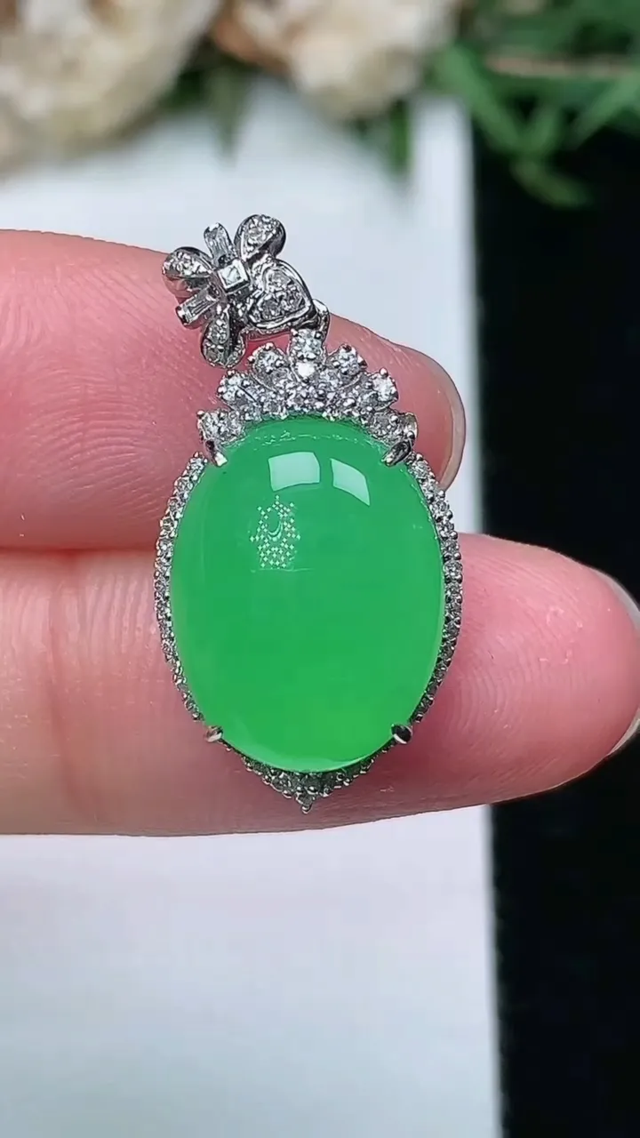 天然A货翡翠蛋面吊坠，尺寸25.8-12.4-8，裸石13.6-11，重量:3.15g
2月2日