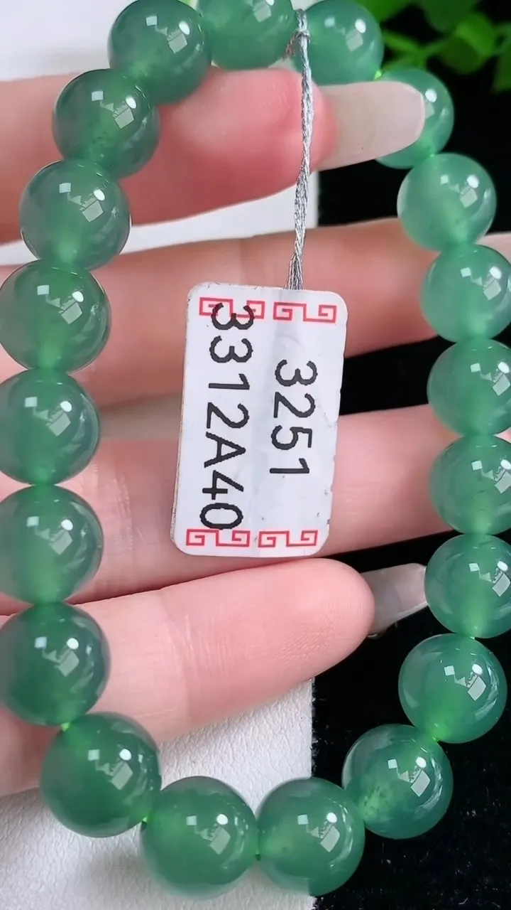 天然A货翡翠圆珠手串，尺寸9.8-20颗，重量:32.93g2月2日
工厂直销收藏佳品,种好水足，色泽均匀，有种有色，上手高大气！