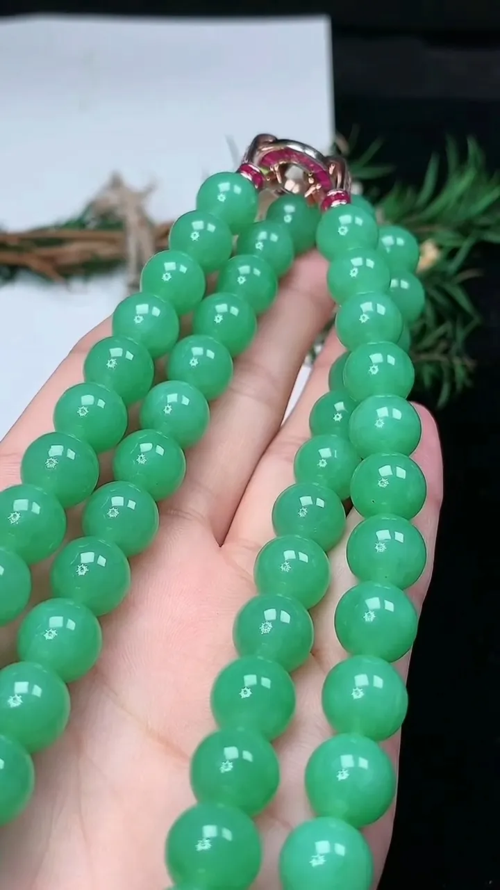 天然A货翡翠圆珠项链，尺寸10-63颗，重量:112.00g
2月2日