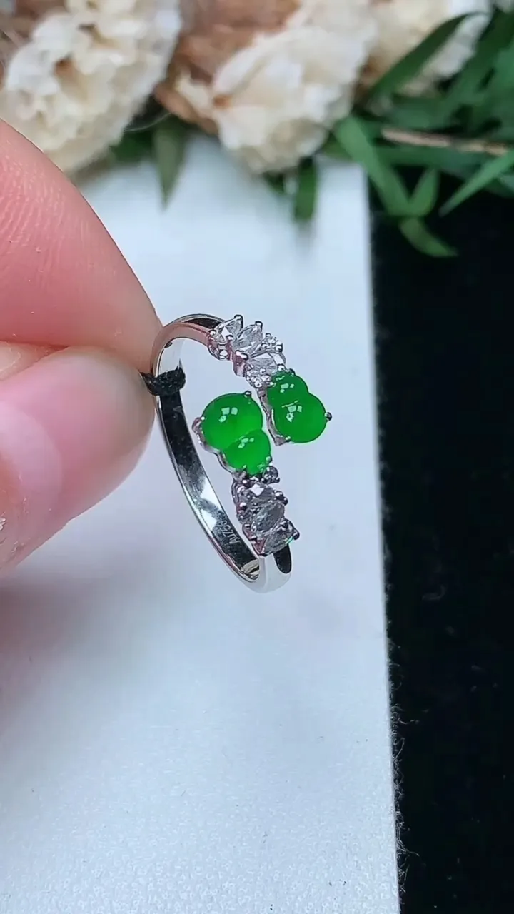 天然A货翡翠葫芦戒指，尺寸16.9-5-4，重量:1.97g2026年2月2日
工厂直销收藏佳品,种