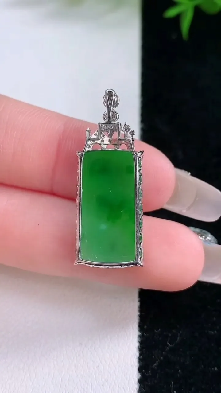天然A货翡翠无事牌吊坠，尺寸31-20.9-11.5-4.6，重量:2.59g
2月2日